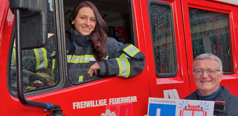 OFM Ing. Daniela Dolkowski mit ihrem Fahrzeugausbildner Feuerwehrkommandant-Stv. Oberbrandinspektor(OBI) Rainer Hohl (credit: Freiwillige Feuerwehr Baden-Stadt/Stefan Schneider). 