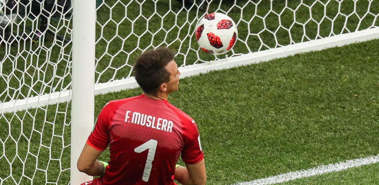 Heute.at - Peinlich! Uru-Keeper haut sich Ball selbst ins Tor