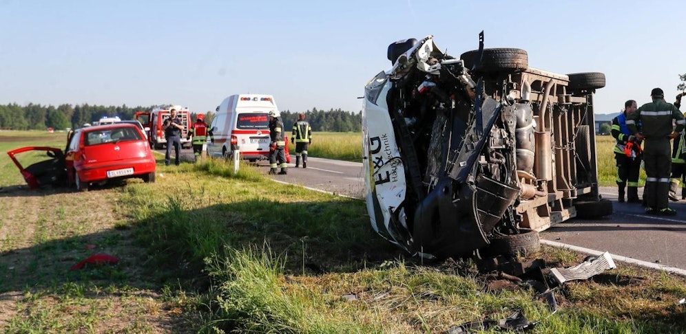 Bei dem Unfall in Hackenbuch wurde ein Fahrer eingeklemmt, der Rettungheli musste kommen.