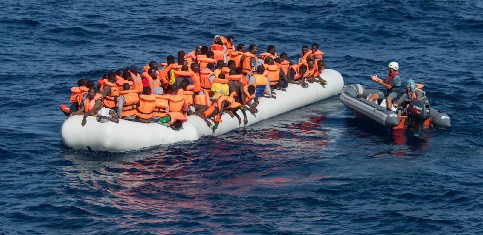 Ein Boot mit mehr als hundert Flüchtlingen an Bord im Mittelmeer. Archivbild.