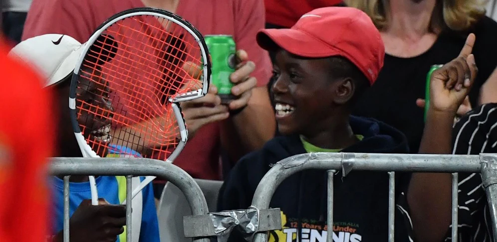 Dominic Thiem schied in der zweiten Runde der Australian Open mit körperlichen Problemen aus und ließ seine Wut am Schläger aus. Trotz des gebrauchten Tags vergaß er nicht auf die kleinsten Fans. Thiem eroberte in Melbourne Kinderherzen. 