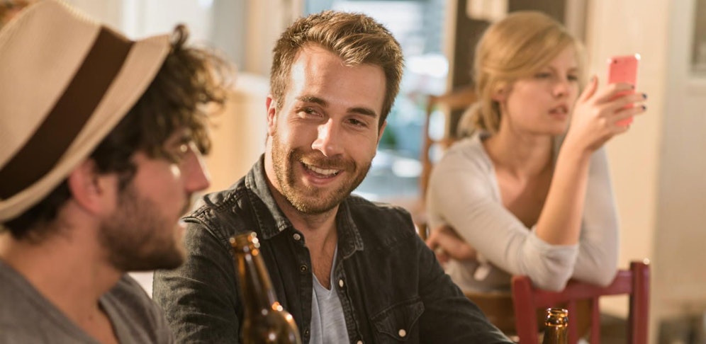 Alkohol lässt Männer auch Männer ins Auge fassen.