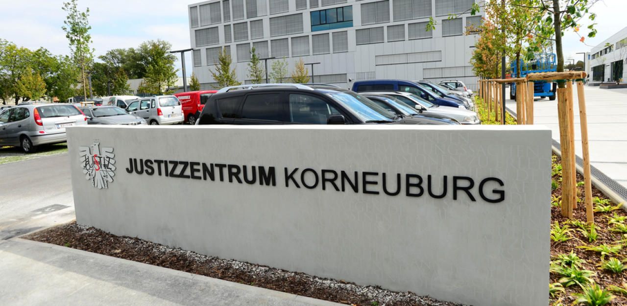 Am Landesgericht Wiener Neustadt müssen sich vier Männer am Donnerstag, 8. Oktober, wegen versuchten Mordes verantworten.