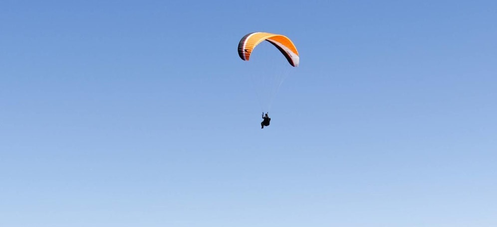 Ein Paragleiter in Salzburg