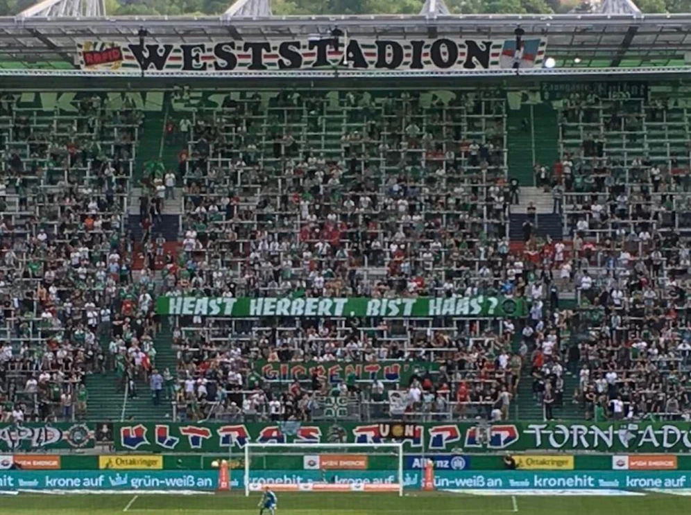 Die Rapid-Fans mit einer Botschaft an den ehemaligen Innenminister Herbert Kickl.
