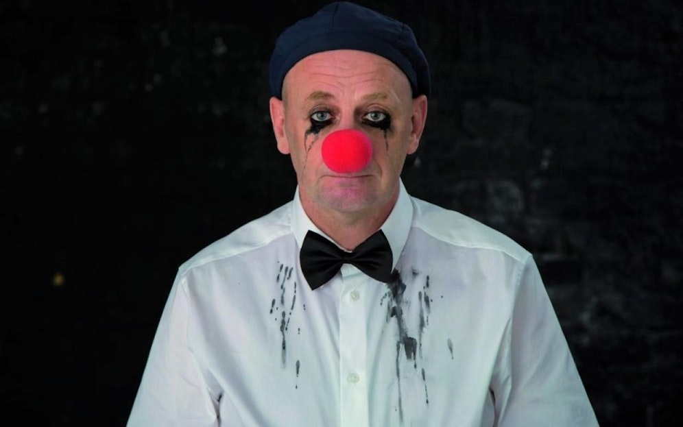 Alf Poier geht mit "Humor im Hemd" an den Staa(r)t. 