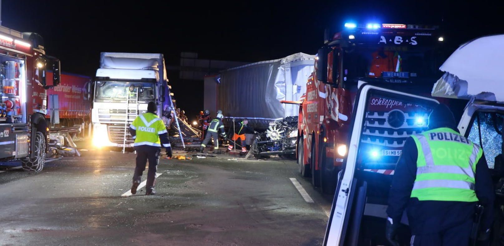 Schwerer Lkw-Crash legt Verkehr auf der A1 lahm