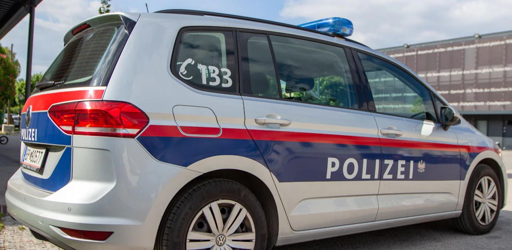Ein Zeuge alarmierte die Polizei, nachdem ein Mann mehrmals mit einer Gaspistole aus dem Fenster schoss (Symbolbild).