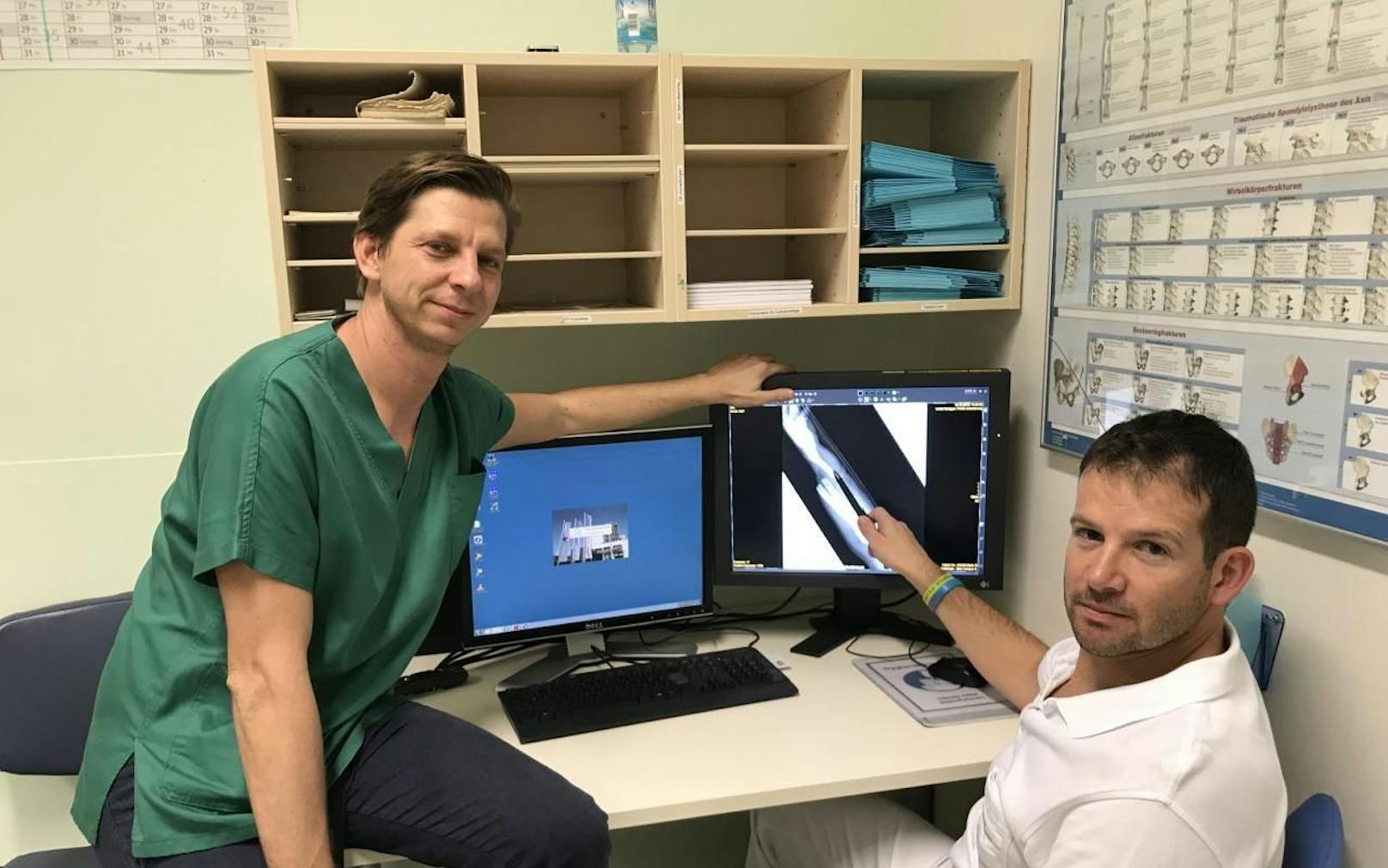 Die beiden Chirurgen Stefan Froschauer (li) und Richard Schnelzer vor dem Röntgenbild des abgetrennten Armes des Pensionisten. 