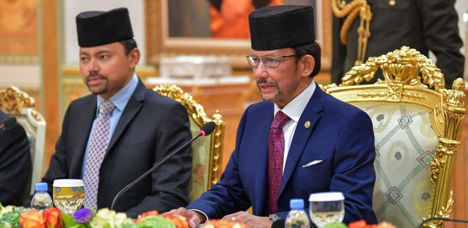 Hassanal Bolkiah (r.), der Sultan von Brunei, gilt als einer der reichsten Männer der Welt.