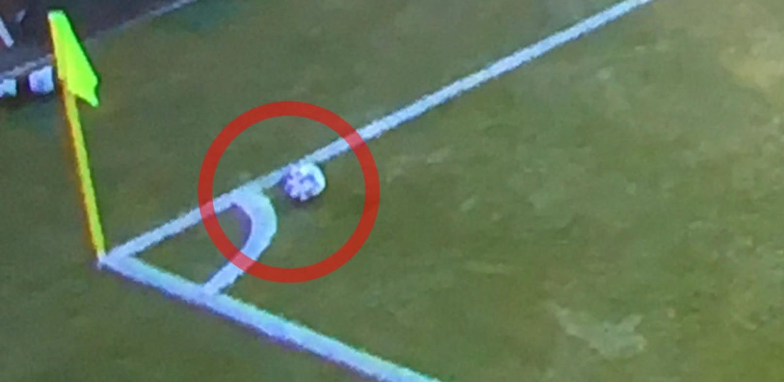 Der Fotobeweis: Eckball-Schütze Rep legte sich den Ball zu weit vor, das Tor zum zwischenzeitlichen 2:1 für Hartberg hätte nicht zählen dürfen. 