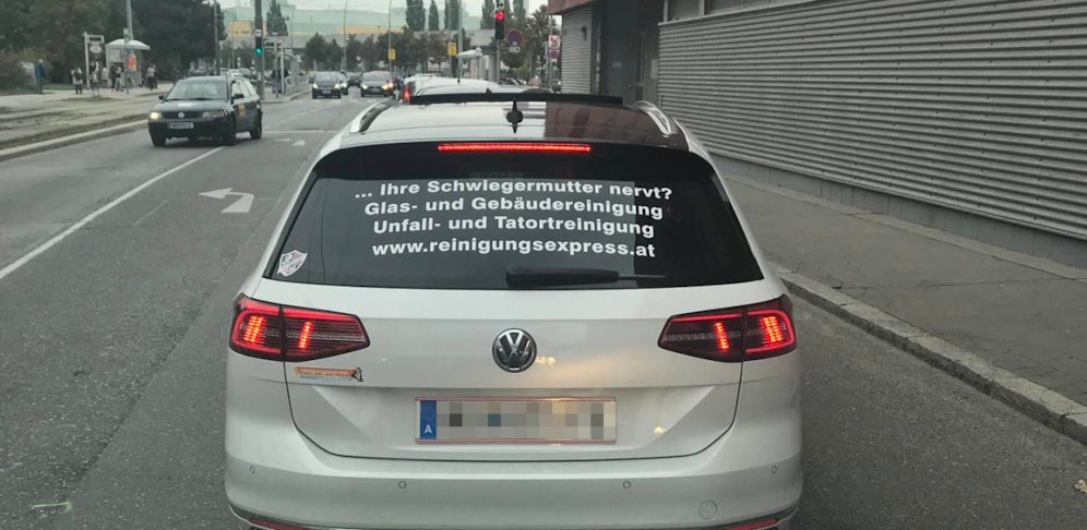 "Heute"-Leser Anton A. fotografierte den Schwiegermutter-Schmäh auf diesem Auto in Wien.