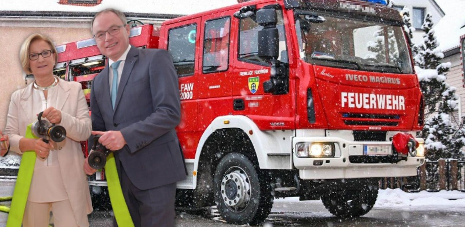 Mikl-Leitner und Pernkopf mit symbolischem Feuerwehrauto. (Montage)