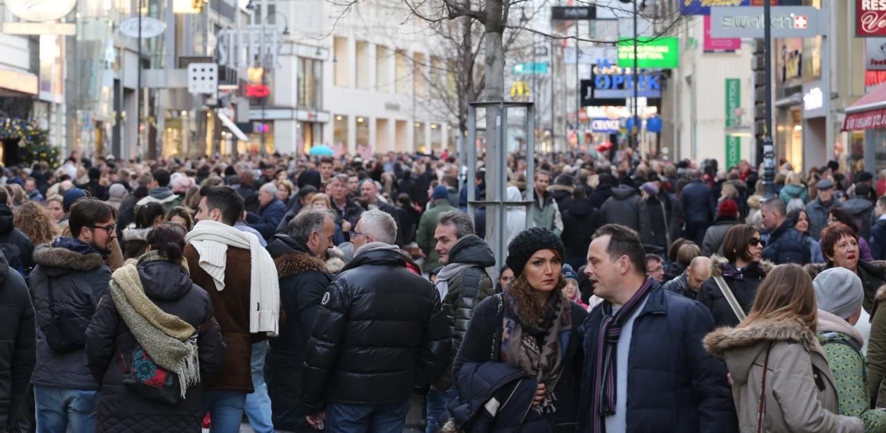 Weihnachtsgeschäft am Einkaufssamstag Wien, Kärntner Straße.