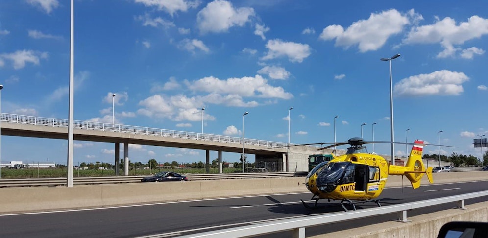 Der Motorradfahrer musste mit einem Hubschrauber ins Krankenhaus gebracht werden. (Symbolfoto)