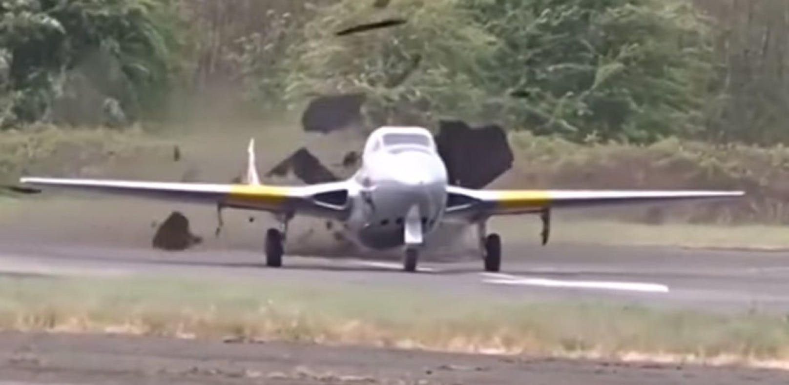 Kampfjet zerstört bei Flugshow Startbahn