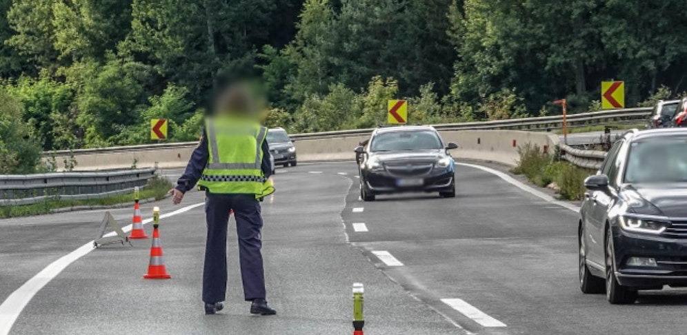 Symbolfoto eines Polizisten auf der S6.