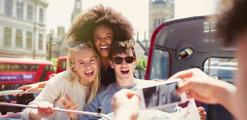 Eine Umfrage zeigt, dass zusätzliche Schulausgaben jede zweite Familie belasten.