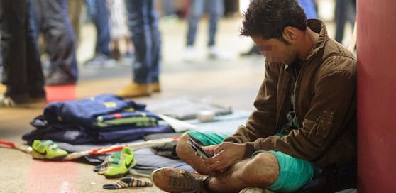 Ein Flüchtling mit seinem Handy am Hauptbahnhof Salzburg im Jahr 2015. Damals kamen die Caritas-Behauptungen auf.