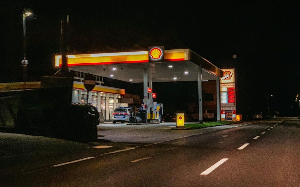 Mit einem Messer bewaffnet überfiel ein Mann eine Tankstelle in Obernberg.