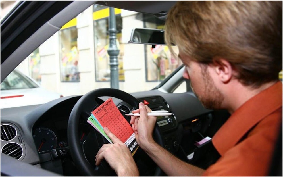 Die Autofahrerclubs fordern, dass das ganztägige Parken mit einem Zwei-Stunden-Parkschein möglich sein soll.