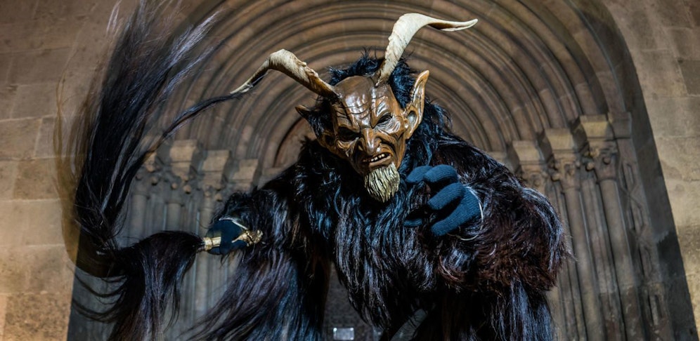 In Wiener Neustadt machen Perchten und Krampusse am 1. Dezember die Altstadt unsicher.