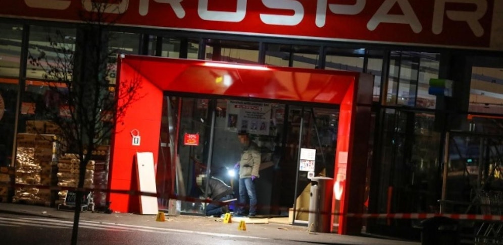 Ihr letzter Coup: In Asten rissen sie einen Bankomaten aus der Verankerung.
