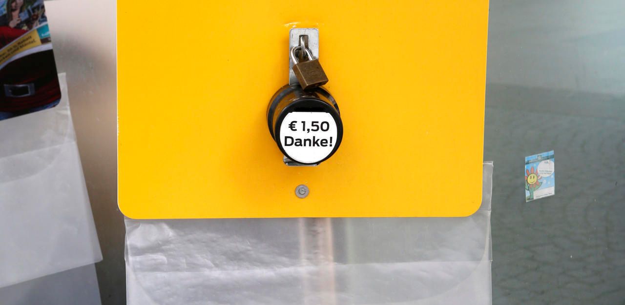 Symbolbild einer Zeitungskasse. 