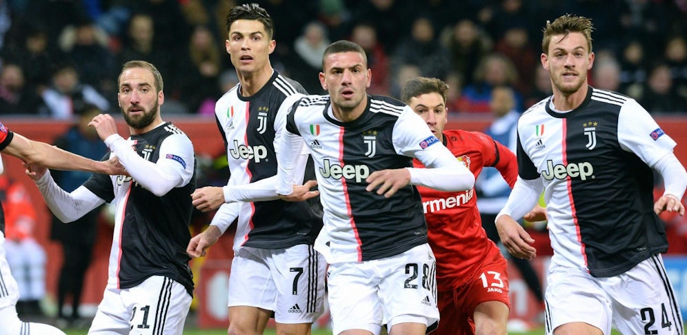 Cristiano Ronaldo mit Daniele Rugani (r.)