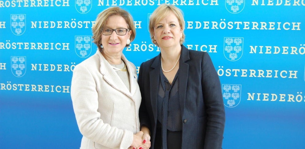 Landeshauptfrau Johanna Mikl-Leitner und Landesrätin Barbara Schwarz (re.) am Dienstag in St. Pölten.