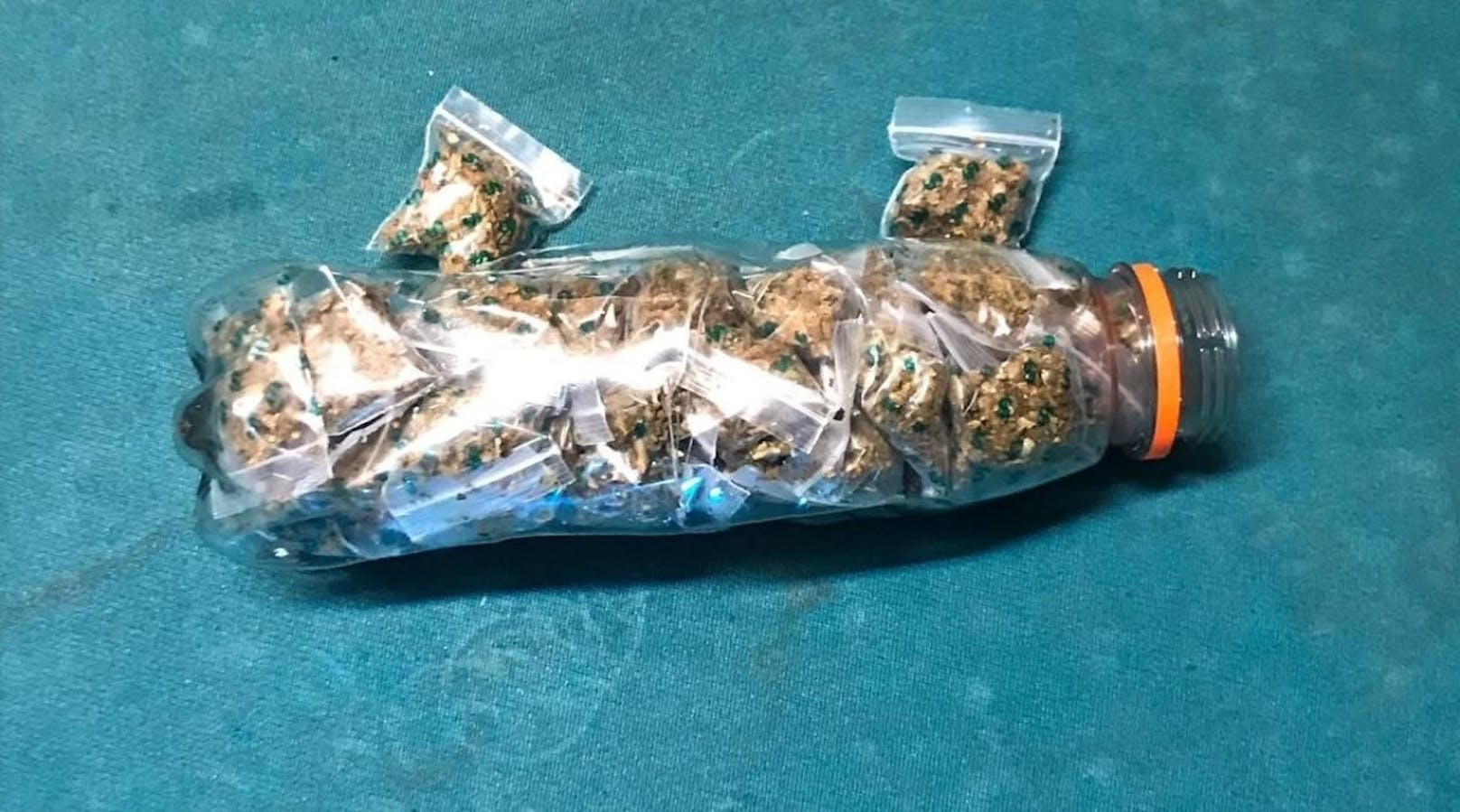 In der sichergestellten PET-Flasche fanden die Polizisten 44 Baggies, die mit Cannabiskraut gefüllt waren. (c) LPD Wien
