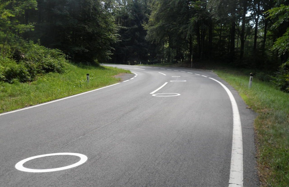 Die Kreise halten den Biker auf Abstand zur Mittellinie.