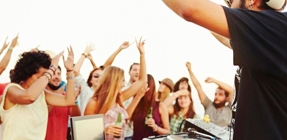 Sommer, Sonne, Alkohol: Das verkaufen Maturareise-Anbieter mit teilweise sehr aggressiven Methoden.