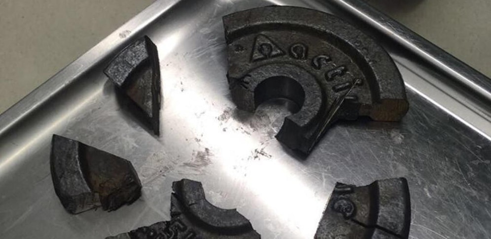 In dieser kiloschweren Hantelscheibe steckte das Glied fest.