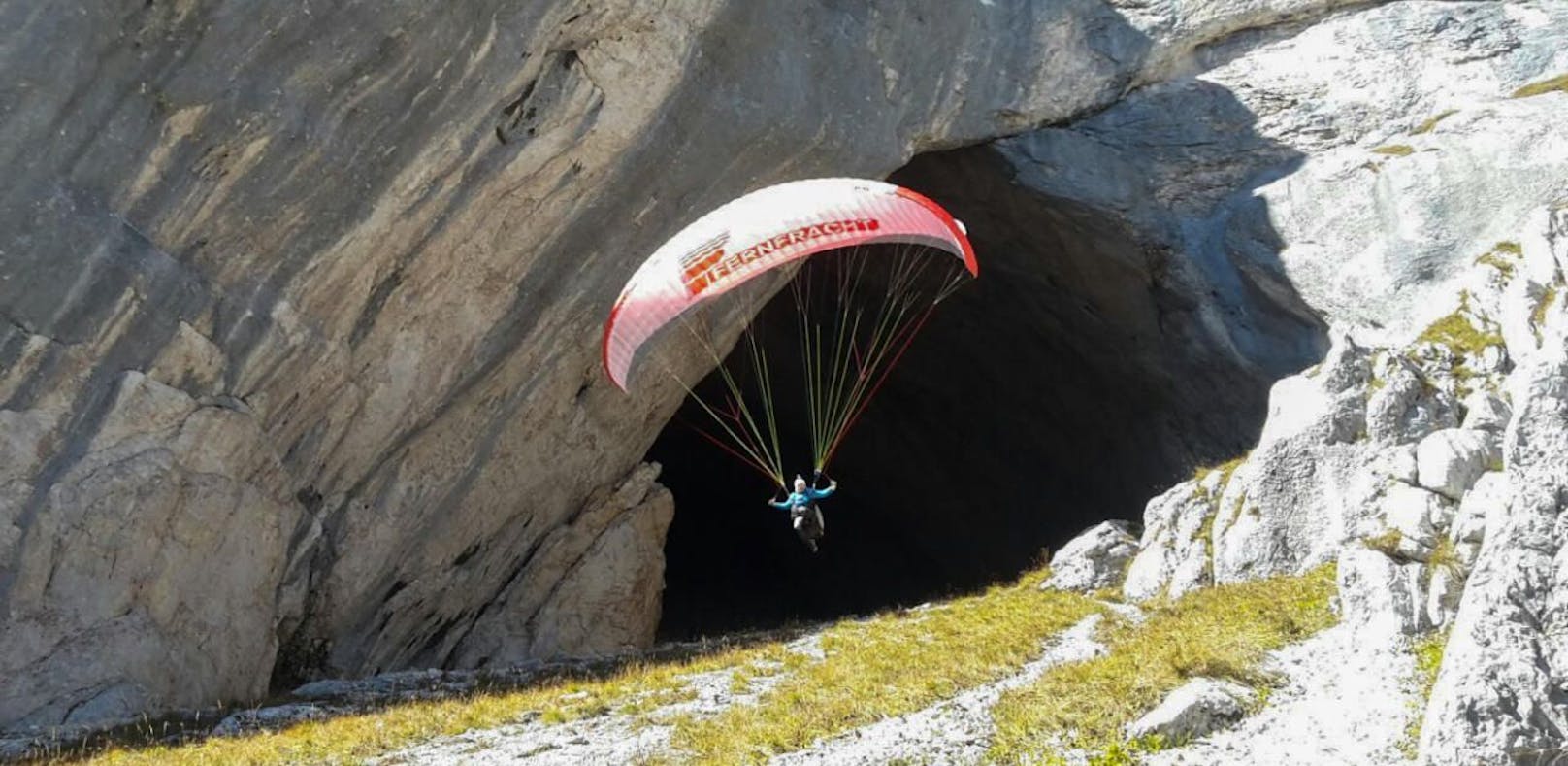 Paragleiter-Flug: Aus der Höhle in die Tiefe