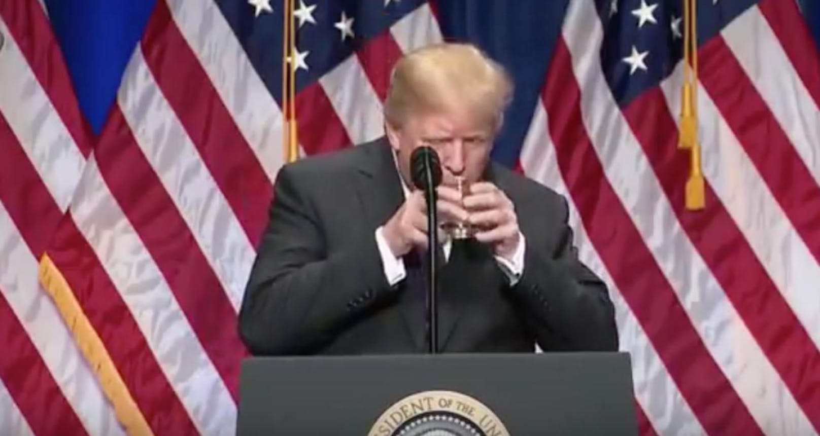 Müssen wir uns Sorgen machen? US-Präsident Trump trinkt aus einem Glas Wasser wie ein Kleinkind. 