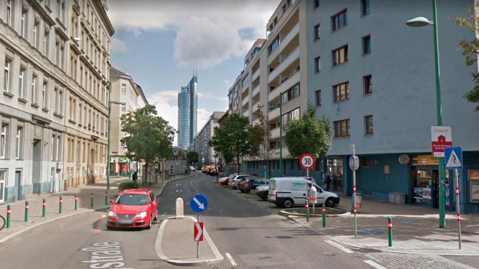 Die Hellwagstraße in Wien-Brigittenau kreuzt die Dresdner Straße und verläuft direkt in Richtung Millennium City.