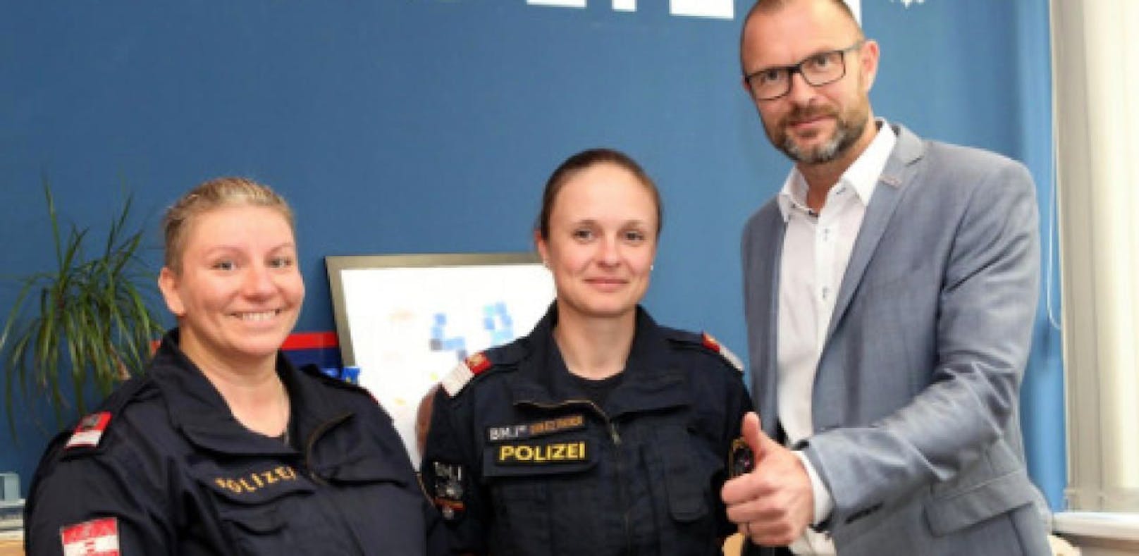 Diese beiden Polizistinnen (im Bild mit Landespolizeidirektor Andreas Pilsl) warnten die deutschen Behörden vor dem drohenden Amoklauf an einer Schule in Uslar.