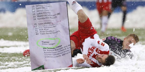 Witziger Fauxpas: Am offiziellen Aufstellungszettel, der im Stadion verteilt wurde, führte Köln noch immer Peter Stöger als Trainer an.