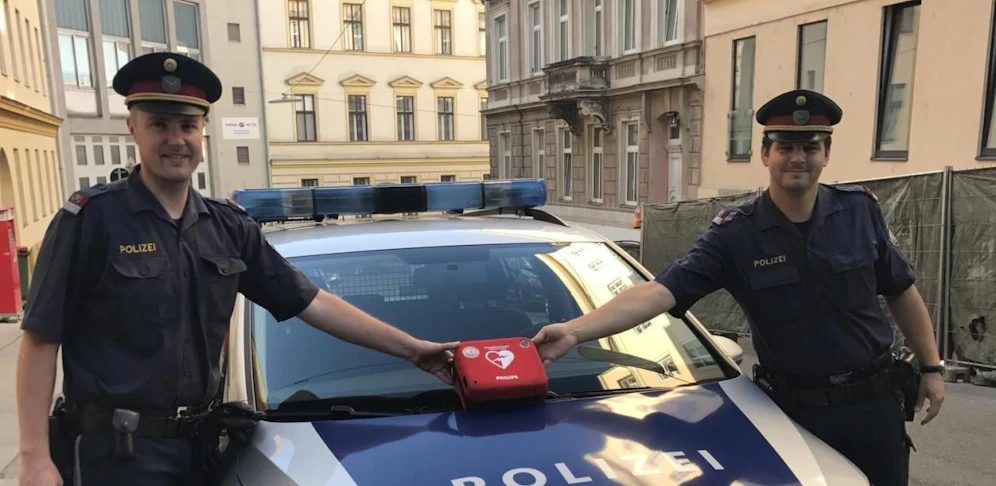 Klaus Doskozil (li.) und sein Kollege retteten einen Passanten, der bewusstlos auf dem Gehsteig lag.