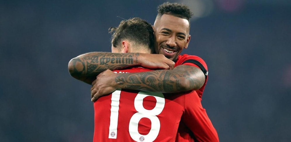 Jerome Boateng und Leon Goretzka. Hier herzen sie sich noch. Im Training krachte es zwischen den beiden.