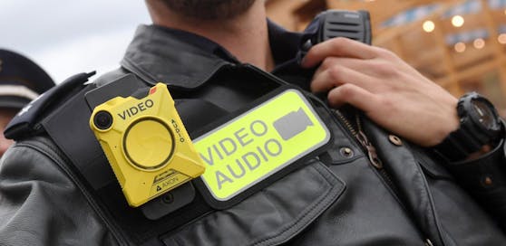 Bayrische Polizisten tragen Bodycams bei ihrem Oktoberfest-Einsatz. Symbolbild
