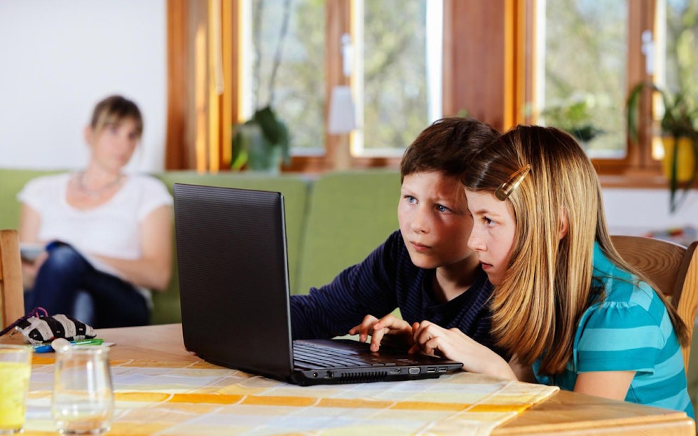 Die Pädophilen nehmen per Chat Kontakt zu den Kindern auf.