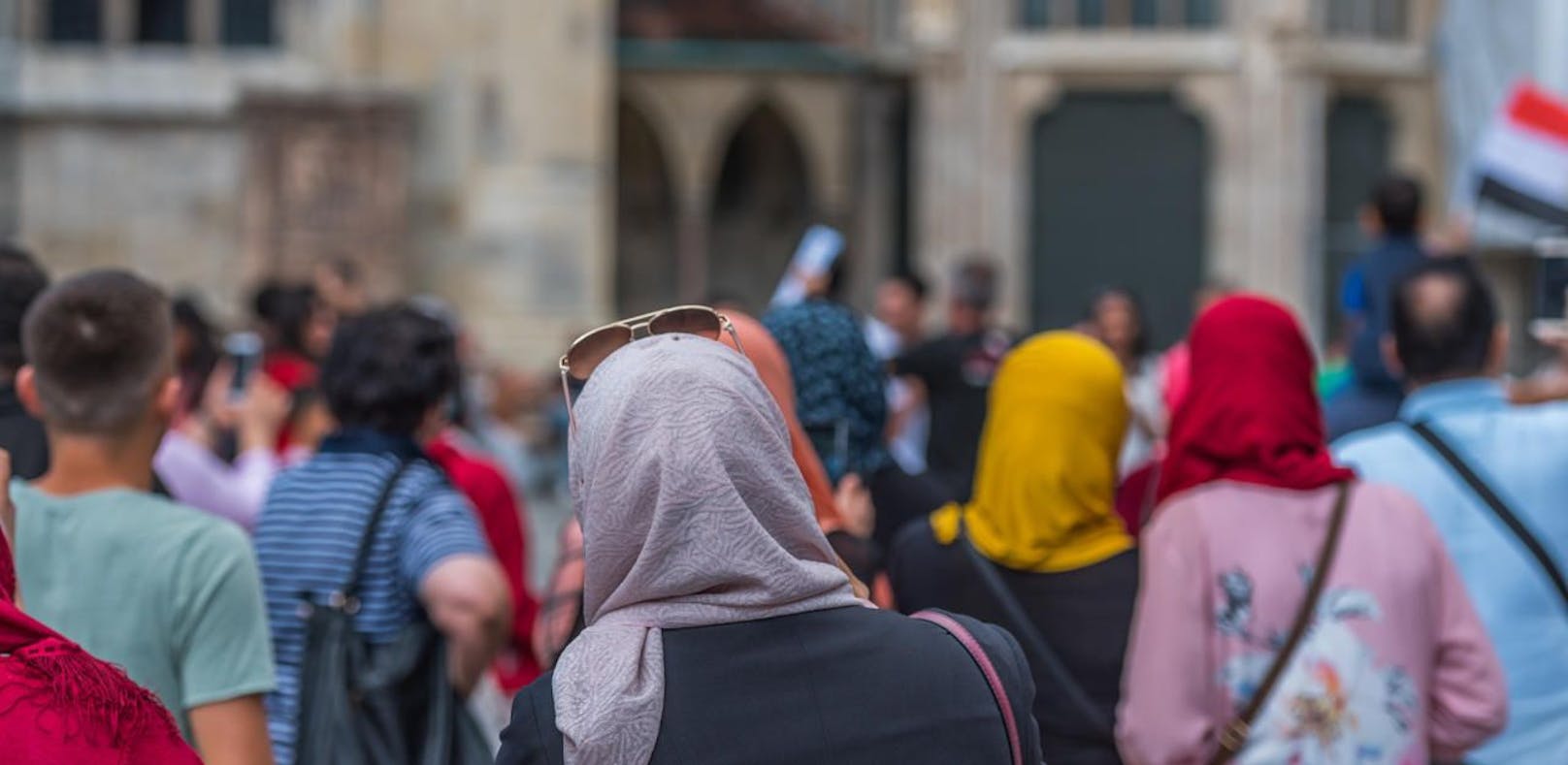 Eine neue Studie der Forschungsinstitute think.difference und SORA unter muslimischen Jugendlichen zeigt, dass die Hälfte der Afghanen die Regeln des Islam über die Gesetze Österreichs stellen.