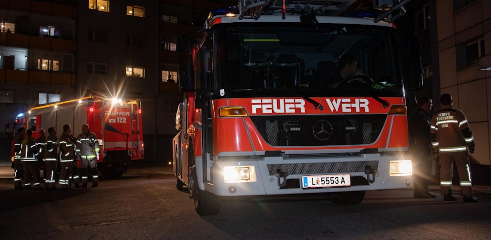 Die Feuerwehr rettete eine bewusstlose Person aus einer völlig verrauchten Wohnung.