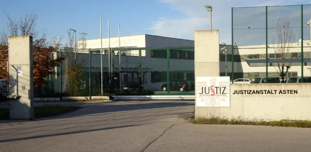 Der Beschuldigte verbüßte seit April 2019 in der Justizanstalt Asten eine mehrjährige Haftstrafe wegen Diebstahlsdelikten.