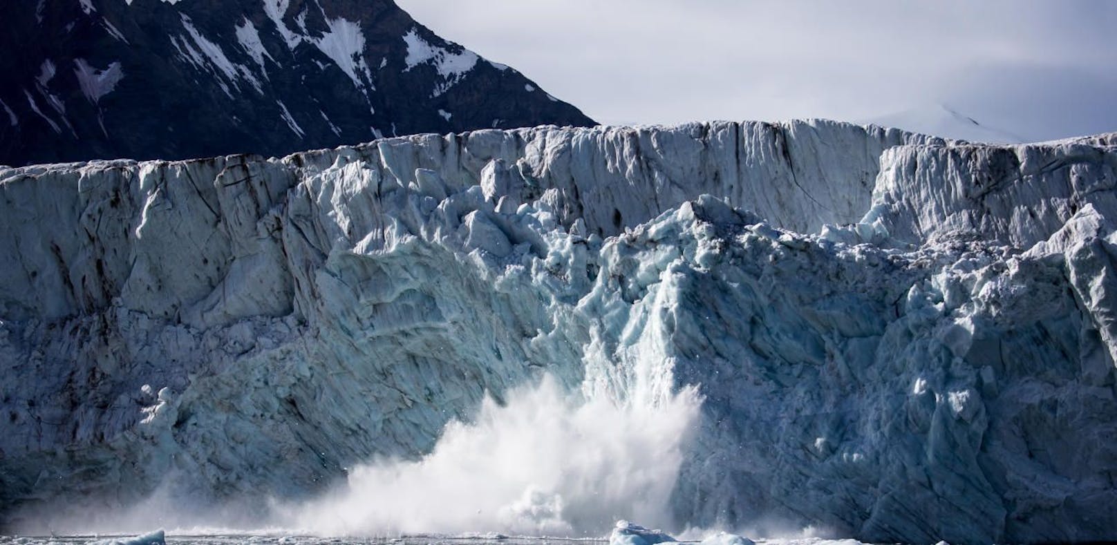 Der Gletscher brach ab, als der Mann drauf stand. (Symbolfoto)