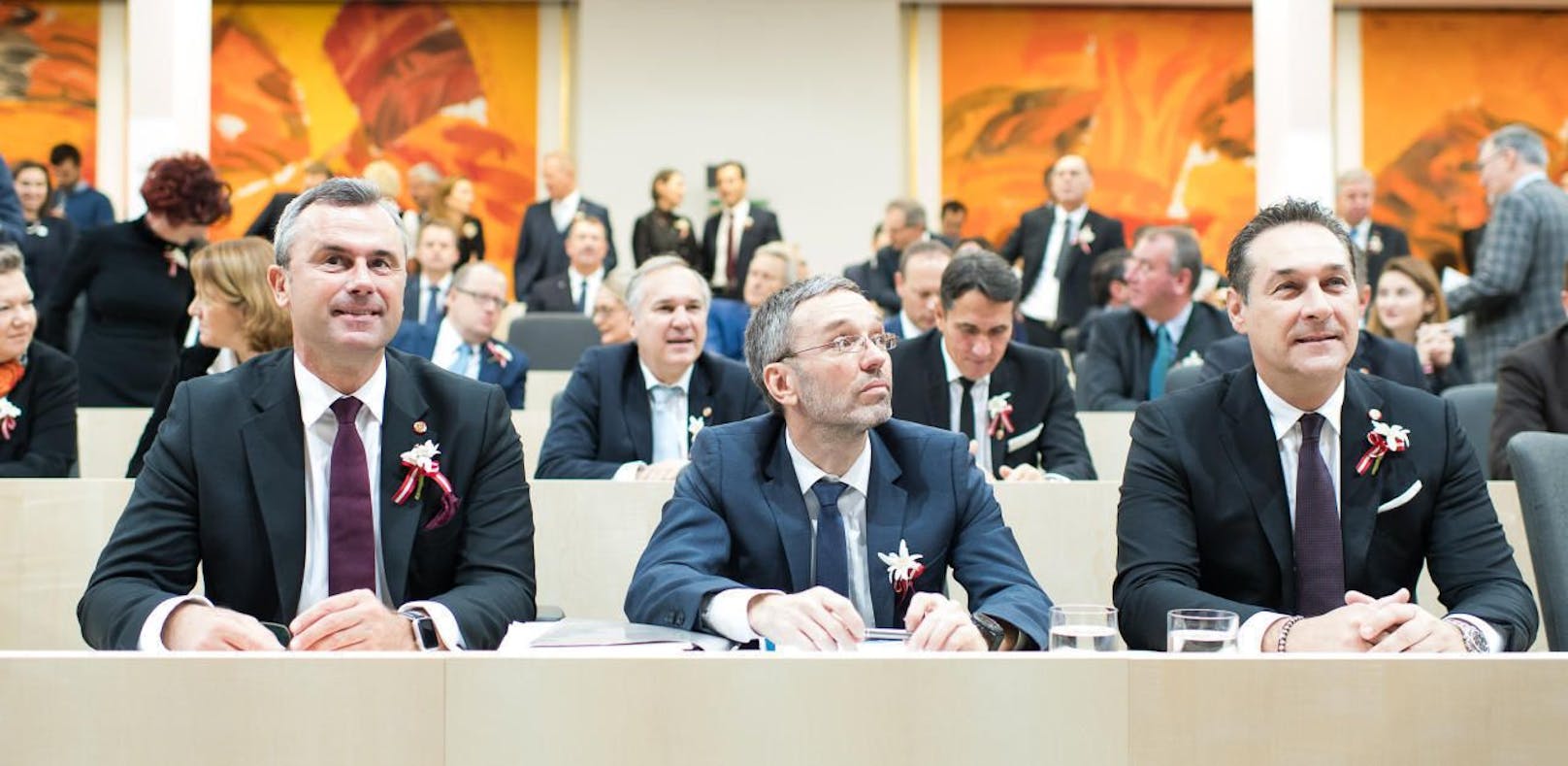 Die FPÖ kam statt mit blauer Kornblume mit dem Edelweiß im Knopfloch (im Bild (v.l.n.r.: Norbert Hofer, Herbert Kickl, Heinz-Christian Strache)