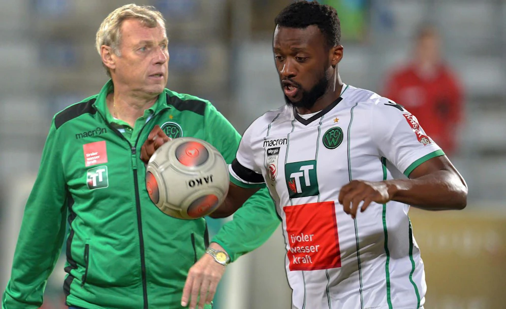Karl Daxbacher (l.) ist sauer auf Dimitry Imbongo.