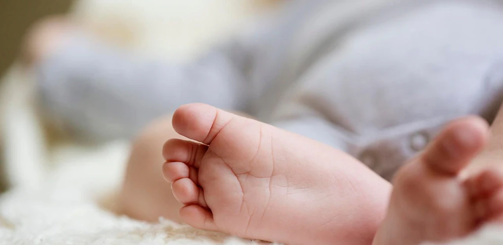 (Symbolbild) Das erst acht Monate alte Baby lag leblos in seinem Bett, als die Mutter wiederkam.
